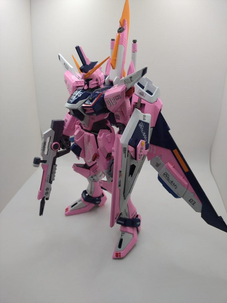 このピンクは、SEED DESTINYでラクスクラインの偽物が、兵士を前にライブコンサートを開催した際に、ザクの手に乗り歌った時のザクのカラーです。