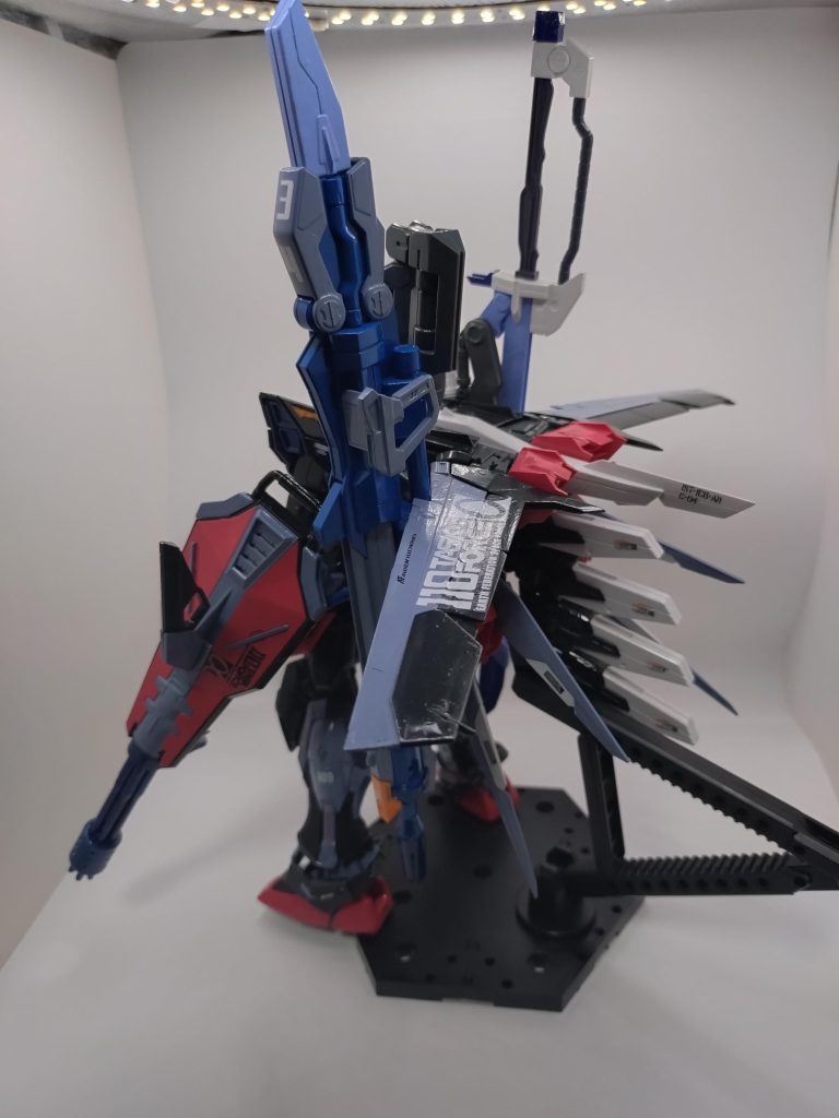 このボリュームだと、さすがにアクションベース無いと自立しません。