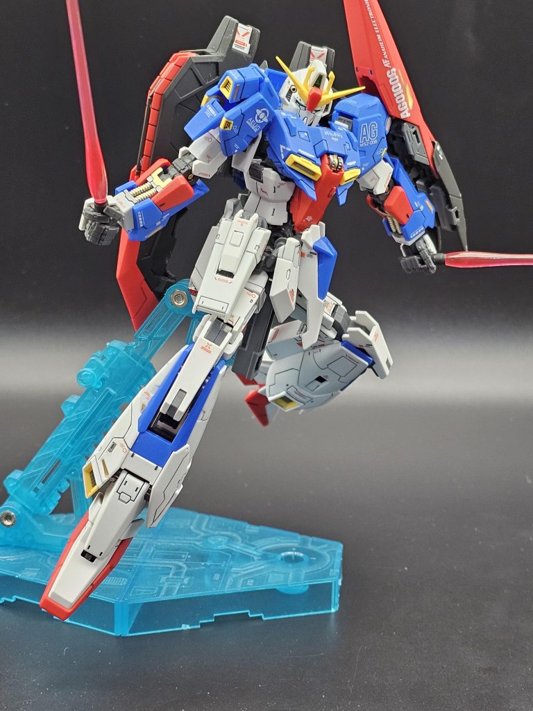 首が埋まってたり、関節がゆるゆるだったりしてますが、変形のためと割りきってます。少しテンション調整しましたが、意外とポロリしないですよ、ビームサーベル以外ですが