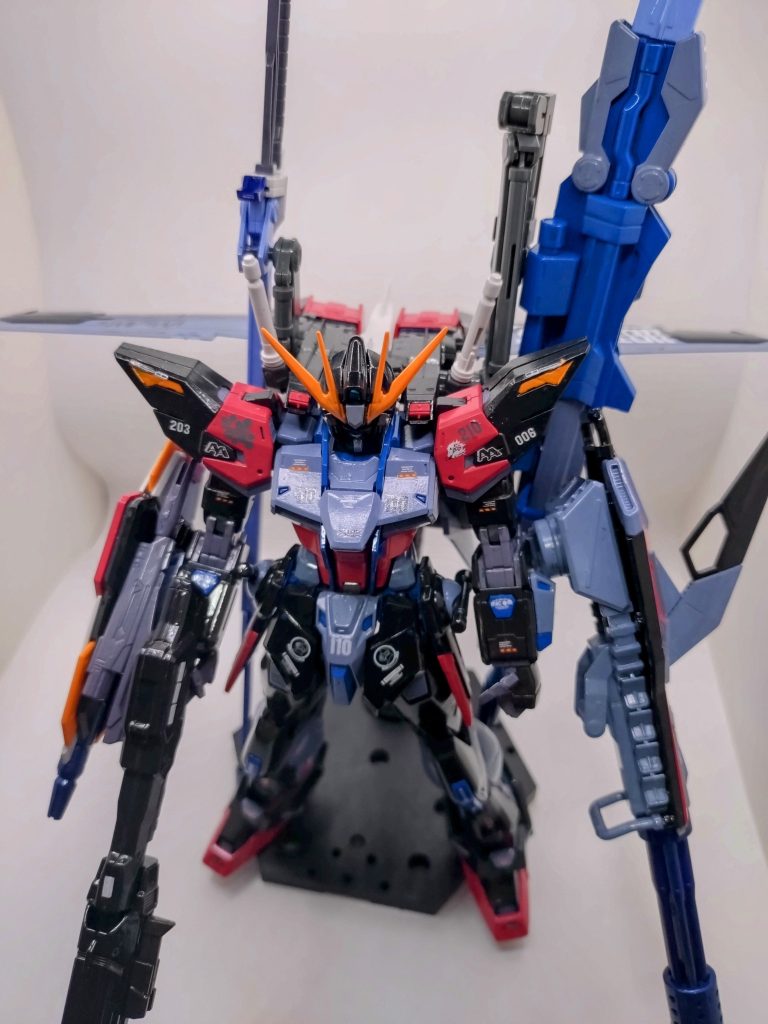 デカールとトップコートの光沢で仕上げてます。こんなガンダムですが、最後まで見て頂いて、ありがとうございました(*^^*)