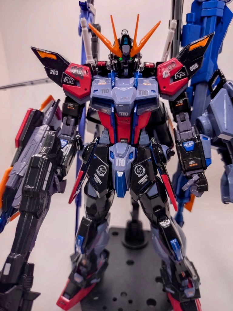 ビルドストライクに色々な装備を組み合わせ、オリジナルガンダムを製作してみました。