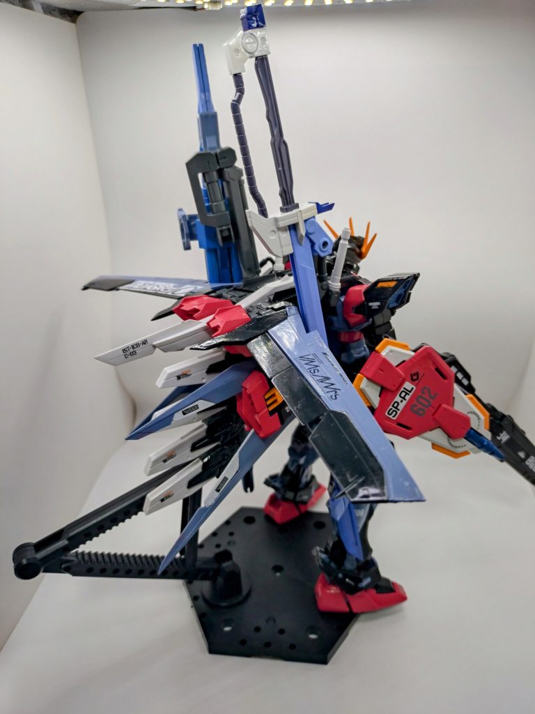 見た目、成形色っぽく見える赤や白とかも、一応塗装してます。