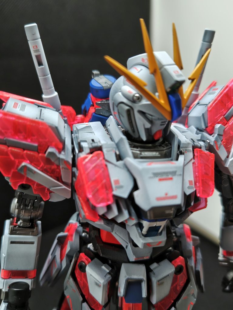 基本グラデーション塗装、サイコフレームは裏からパール、クリアラメ、蛍光塗料にて塗装  