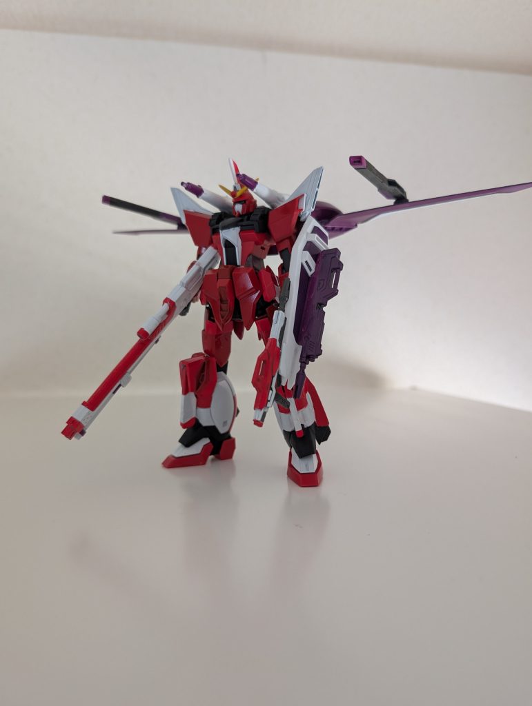 また、シールドの中央に試作段階のドラグーンが1機のみ搭載されており、ジャスティス同様に分離戦闘が可能なバックパックとともに3次元的な戦闘を展開可能である。