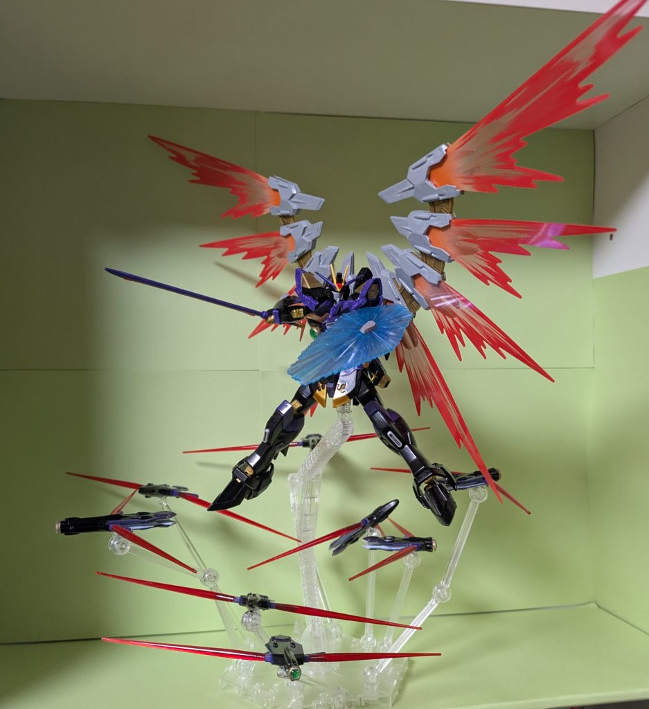 サハスラブジャ展開！また、サハスラブジャ8基の内4基がカメラアイにになっている奴は収斂時空砲（ディスコードフェイザー）になっていて全方位に発射可能となっている。ちなみにクロスアンジュ知らない人に教えると、簡単に言えば∀ガンダムの絶対兵器である月光蝶を大砲にしたものでターゲットを粉々に消し飛ばせる最悪の代物になっている。また、胴体のカメラアイも収斂時空砲である。