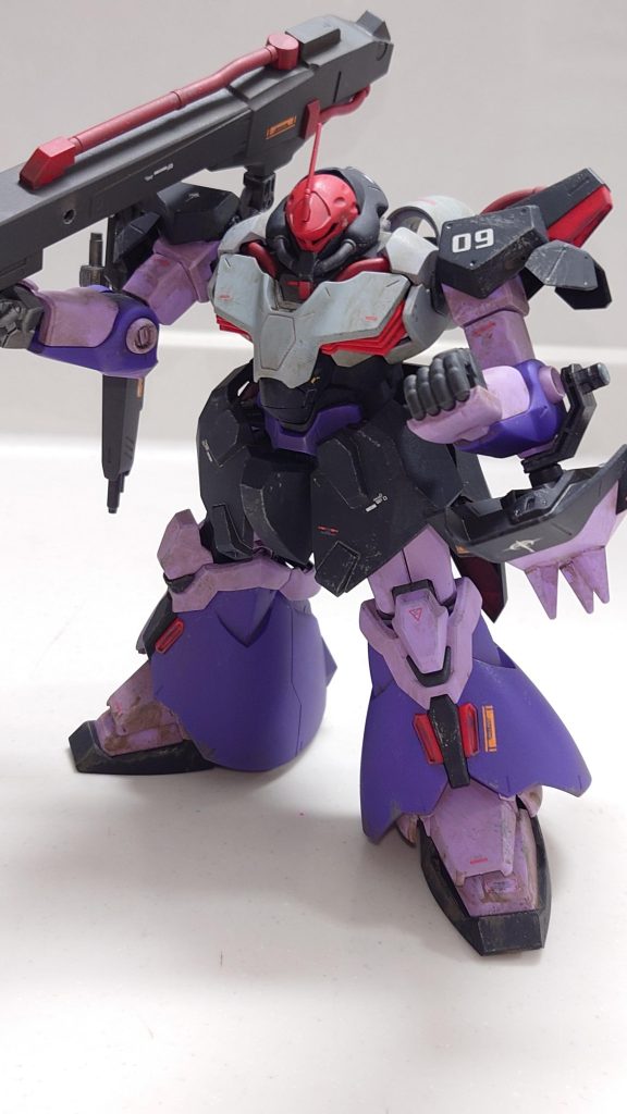 よりドムらしくするため、肩のスパイクアーマーは撤去し、武器マウントに。さらにМGリックドムのビームバズーカを装備しました!