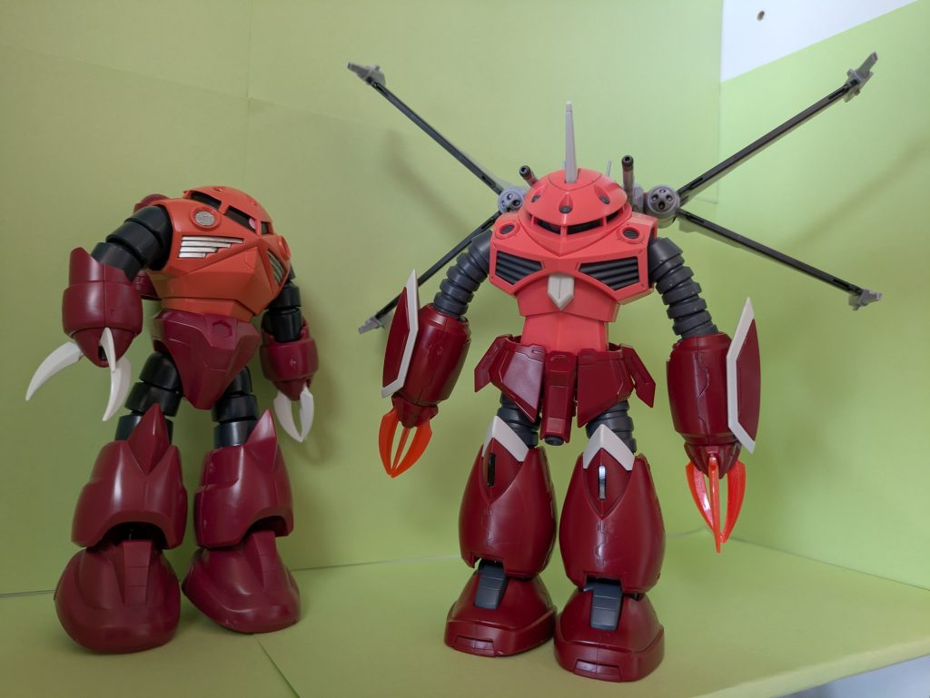 先輩と比較。先輩、背伸びしてるのバレているので大人気ないですよ。