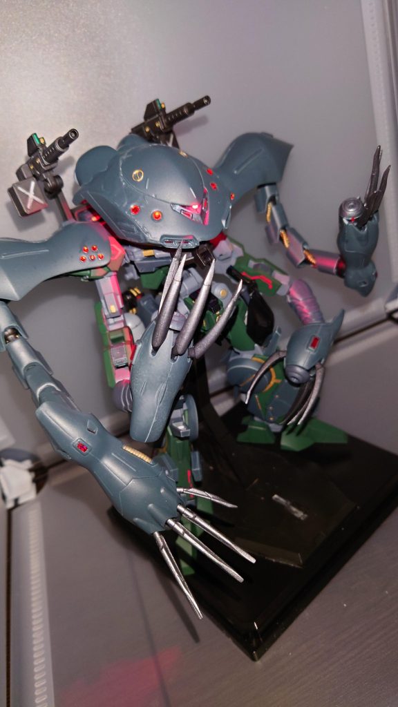 因みに、ハイゴッグの頭部にミライトを使用したことで、モノアイもバッチリ光ります。