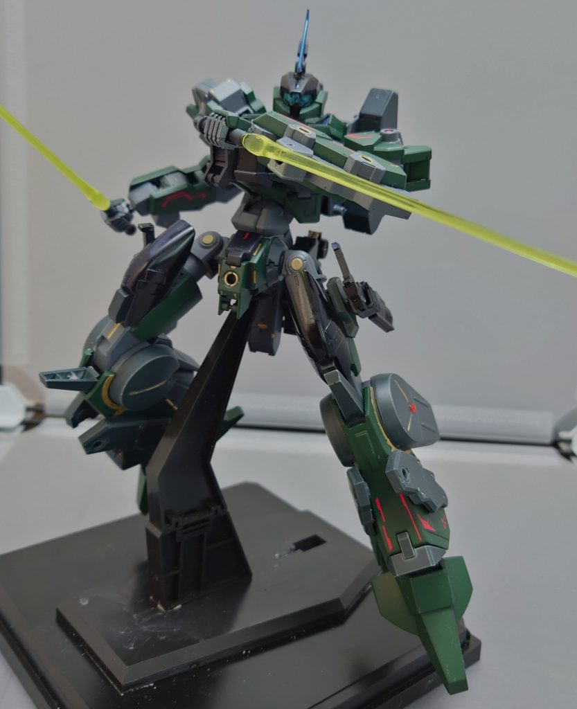 近接戦用に大型ビームサーベルも装備