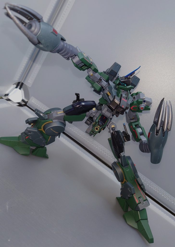 バイスクローは通常形態でも装備可能。使用しないときは腰部に接続可能。