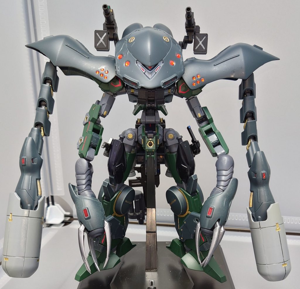 強襲形態腕部にズゴックEのバイスクローを装備。近接用のクロー、射撃戦のメガビームの両方で使用可能。また、ハイゴッグの爪先にはハンドミサイルを特徴的なカバーごと装備可能。