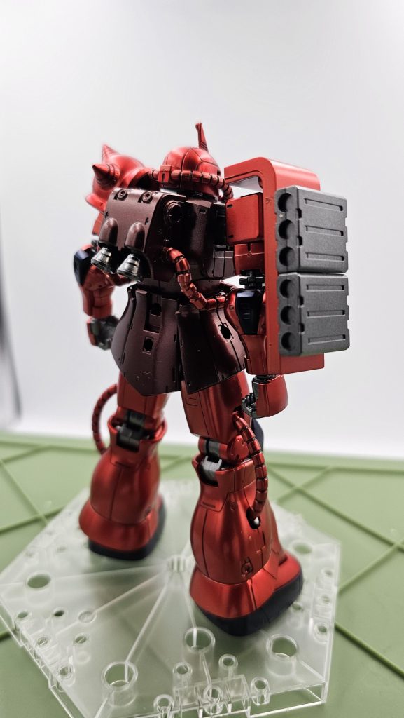 後ろから。ゲルググは黒地にディープレッドでしたが、今回はブライトシルバーにクリアディープレッド。模型店で運命的な出会いをしたので即採用。少し前回と違いを出してみましたwオリジンのバックパックってマジのランドセルみたいですねw