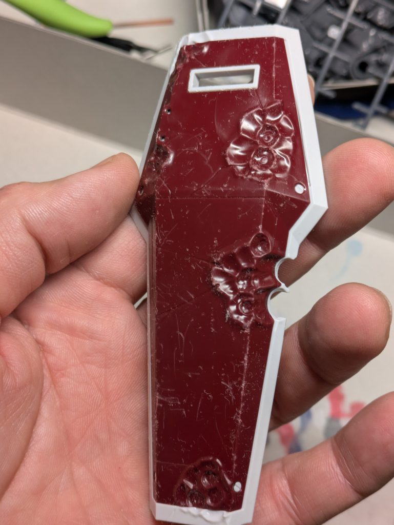 製作中。今回初めてサンドブラスト技法をやりまして。レジ袋に砂利とガンプラ入れてガシャガシャ振りますw全体に傷をつける訳ですが、やってわかったのは意外と傷が付かないwなので、大きい引っかきキズは石で直接殴ってますw