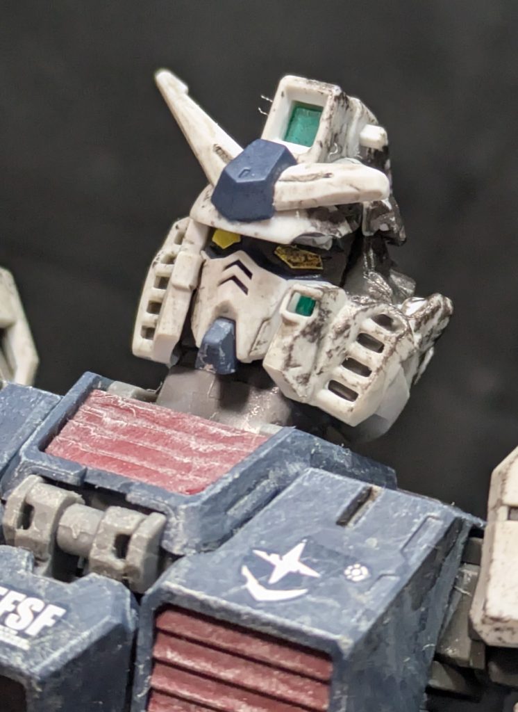 顔。片目は塗料乗せて壊れた風に。デカールもキレイなのと傷入り版があるので、傷入りを貼っています。