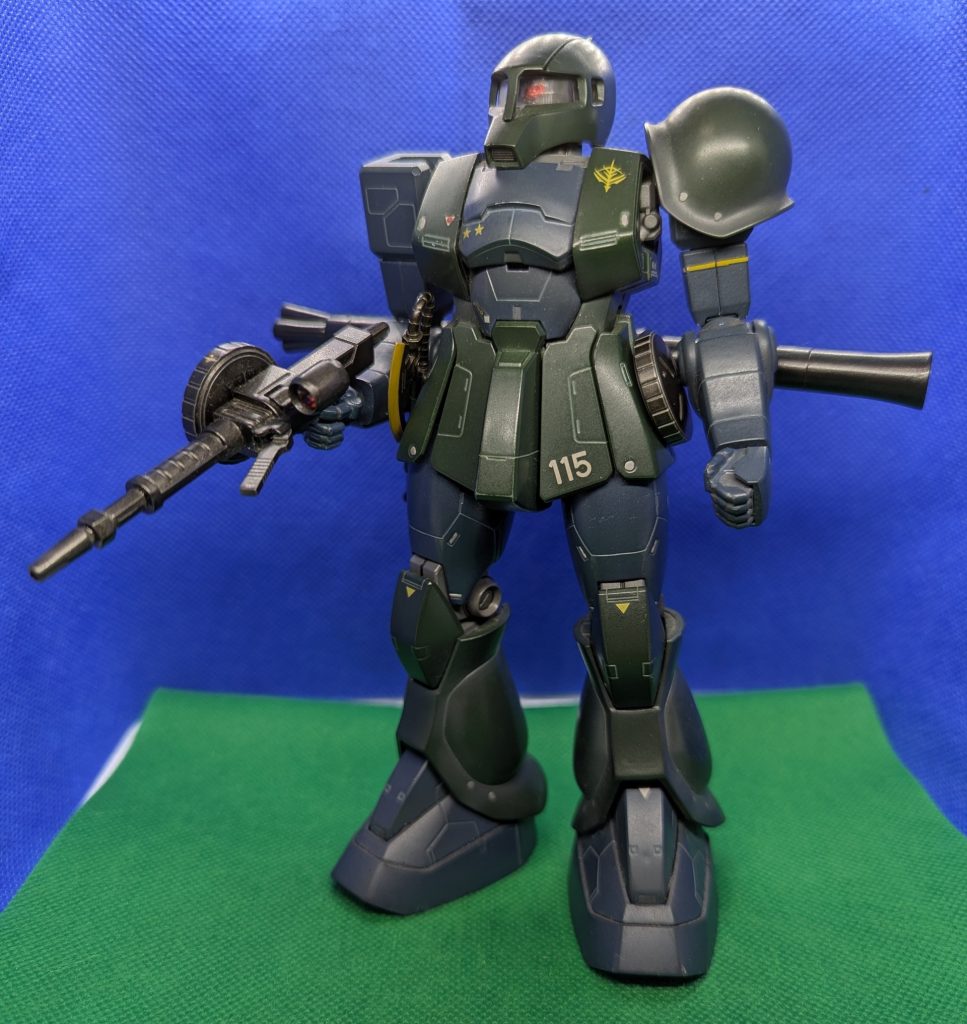 フル装備。105mmザクマシンガン、ザクバズーカ、ヒートホーク。