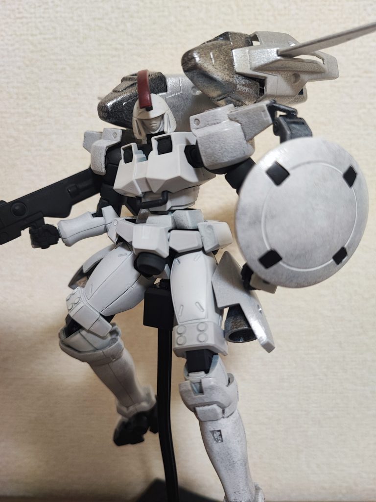 リーオー部分は以前ホワイトのつや消しで塗装していましたが、今回追加したトールギス部分はガンダムマーカーのシャインシルバーをエアブラシシステムで吹いた上から、水性塗料の白を化粧スポンジでぽんぽん叩いて色を乗せました。つやが残る感じで差別化を意識してます。追加部分が甲冑のような雰囲気になり気に入っています。