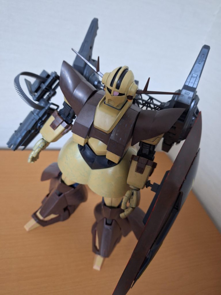 レイジングブースター装備の他、ガトリングとシールドも装備させました。陸戦型となったことで、前腕部メガ粒子砲の有線誘導が困難となったため、追加装備としました。