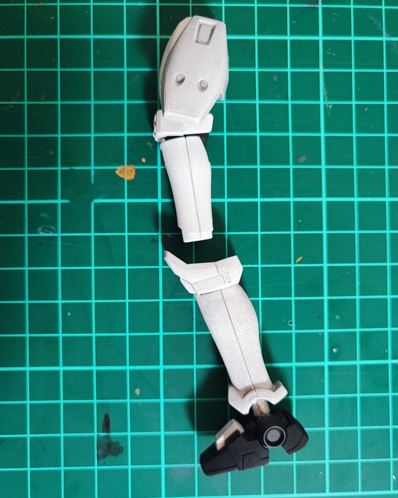 リーオーの足首を外して、内部をくり抜いたトールギスのスネに差し込みます。