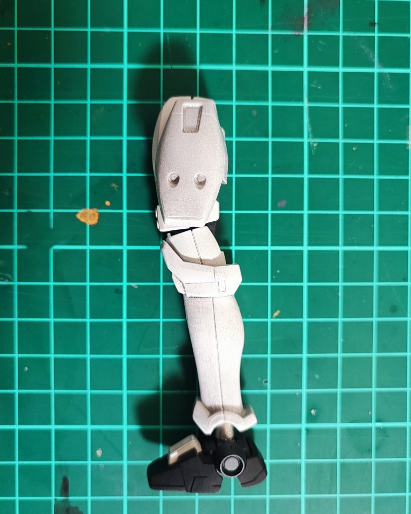 こんな感じで。割と一体感があってよきよきです。すっぽりハマっているのであえて接着もしていません。足首はそのままだと干渉するので、プラ棒で延長した上で接続してます。