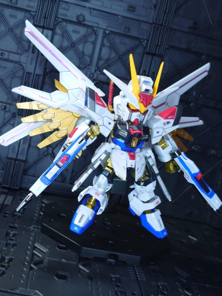 外装の隙間から覗くゴールドフレームはストフリの代名詞!内部フレームはガイアのスターブライトプラス、ディフェンダーのゴールド部は銀サフにクリアゴールドを吹いて色味を変えています。