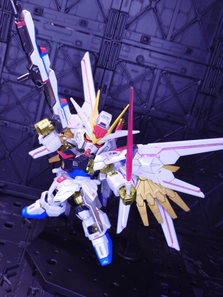 外装には最近気に入っているリンクルのステラホワイトパールを吹いてキラキラした印象にしました。何気に一番大変だったのがライフルの塗り分け。筆塗りで、きれいに塗れる人コツ教えてほしい(笑)