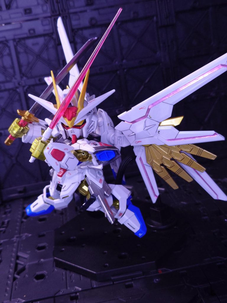 おなじみのポーズ!!肩の可動が思った以上に広くてびっくりです👍ショルダーアーマーの固定が若干取れやすいですが関節自体はかなりしっかりしていていいですね。