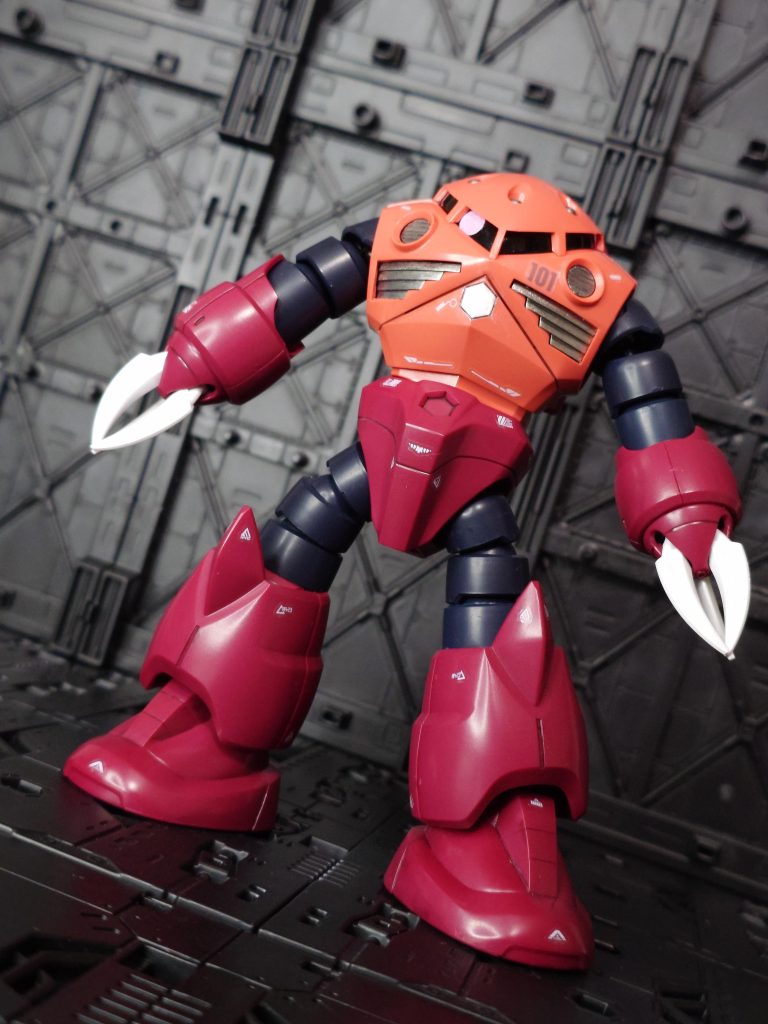 外装のシャアピンクは以前買って残っていた缶スプレーを使用。普段コードレスのエアブラシを使っている私的にはすんごい噴霧量で戸惑いました(笑)