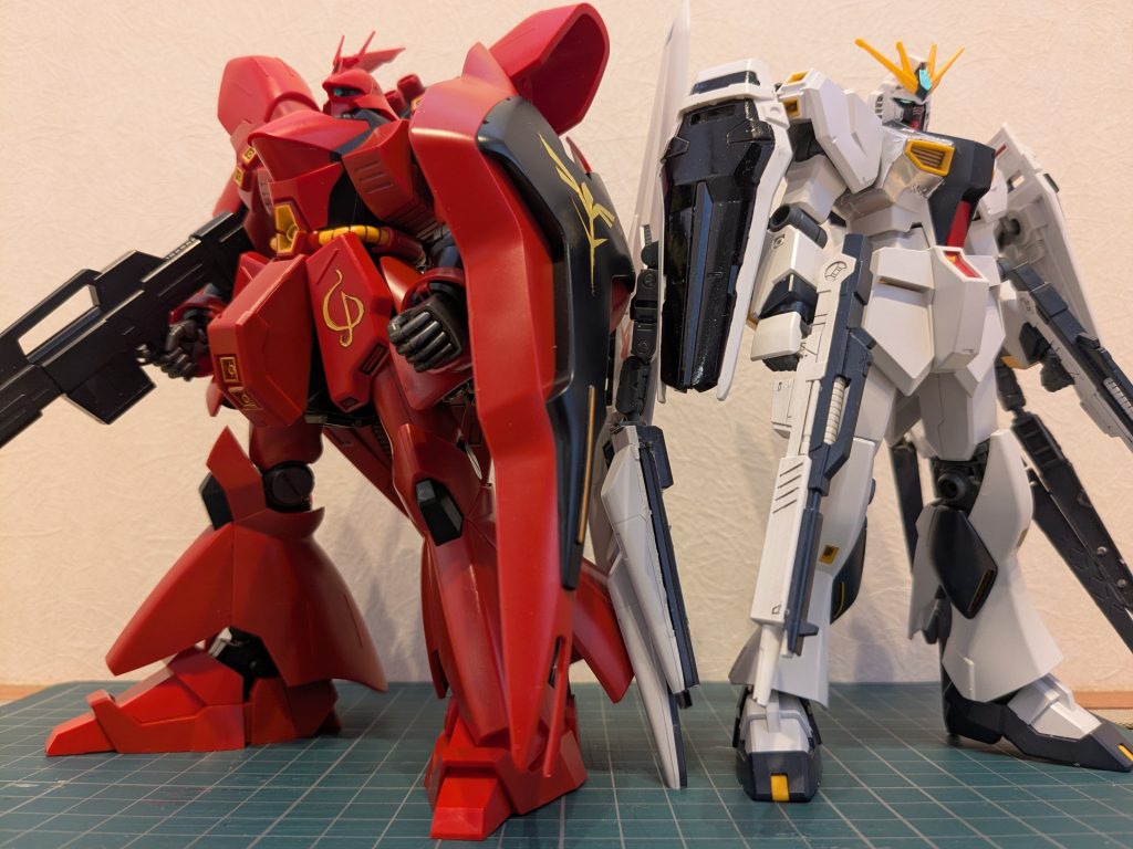 家に普通のνガンダムが無かったので、EGのνガンダムを改造したアムロ専用ジャイオーンと並べて1枚。コイツについては過去のリンクをご参照ください。https://gumpla.jp/eg/1811828 こう見ると、サザビーのほうが圧倒的な強者感がありますね〜せっかくだからこの2体でブンドドさせようと色々やったんですが、このνガンダム相手に「殴り合い宇宙」はやってはいけないと笑ってしまいました…その思いを共有できる方がいらしたら嬉しいです笑