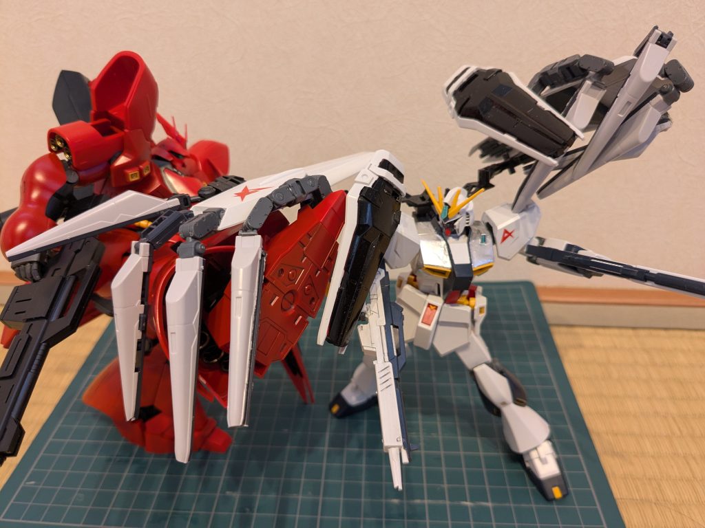 ブンドドその1必殺のシャアキックをかましたところ、右のビッグアームにガッチリ掴まれるの図シャア「捕まった!?」