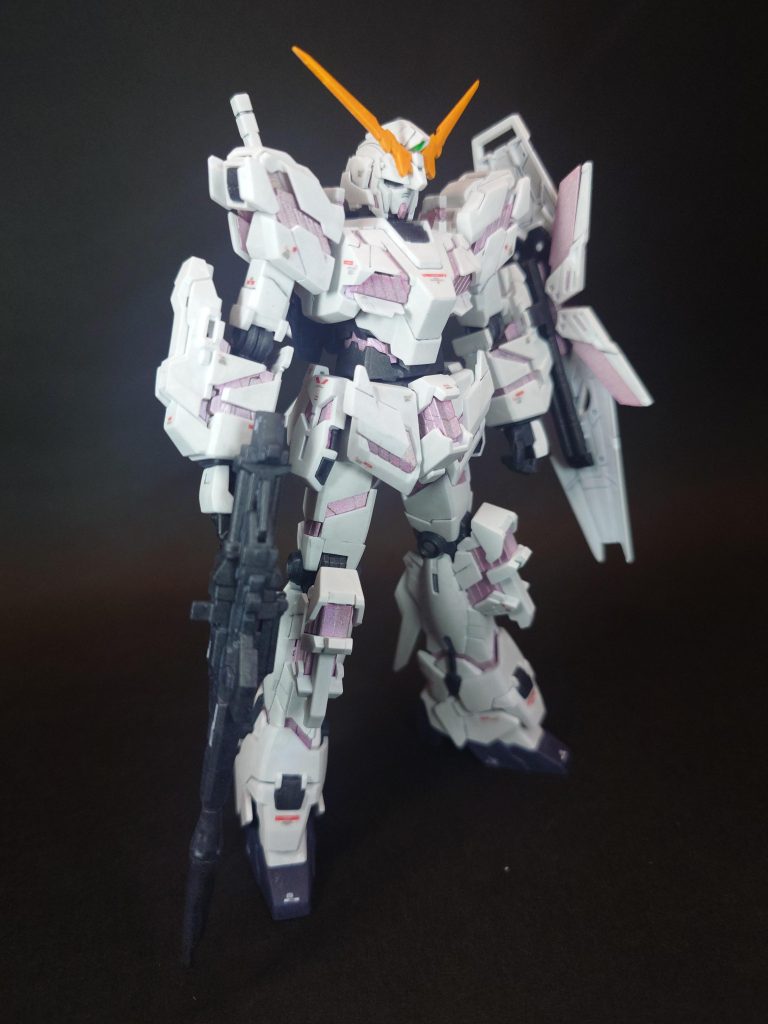 今回は改造は無し、サイコフレーム以外をアクリジョンで全塗装しています。