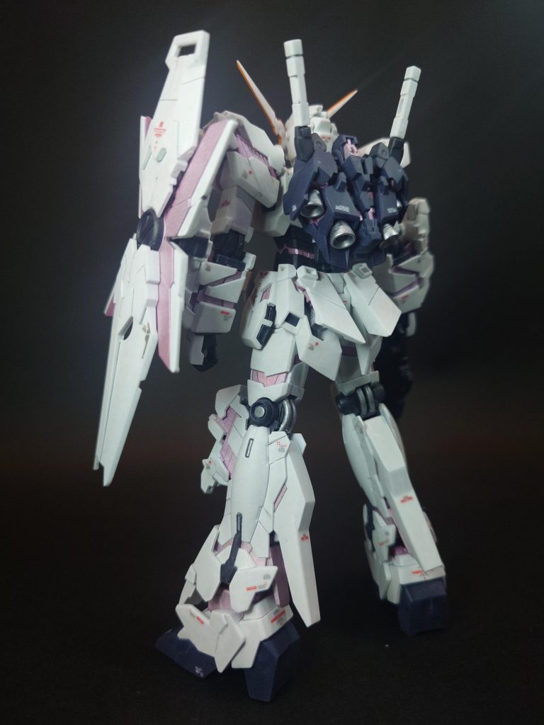 白のパーツはグランプリホワイト、フレームを黒鉄色、バーニアをシルバーで塗装。サイコフレームはどうしようか悩みましたが、前から気になっていたガンダムマーカーのホロレッドで塗装してみました。