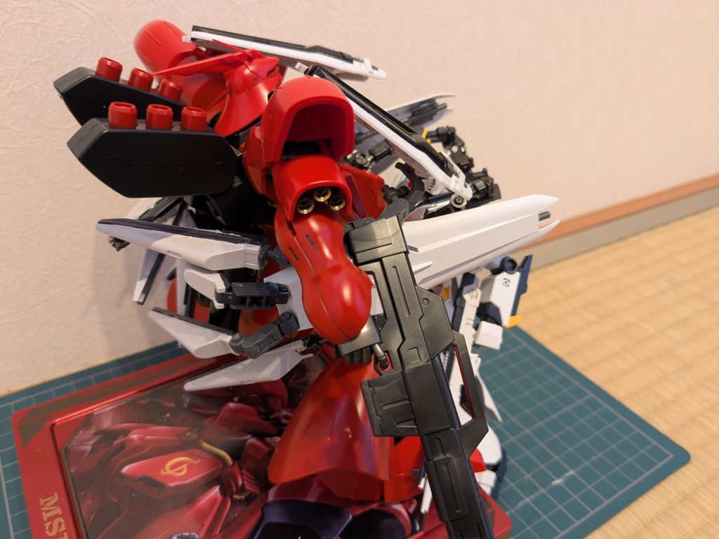 ブンドドその3そのまま2本のビッグアームに握り潰される大佐の図アムロ「この野郎!ニュー•ジーグブリーカー!死ねぇっ!」ホント大佐は泣いて良い笑 と、いうわけで、以上、HGサザビーでした!娘からは「パッケージ通りのキラッキラにしないの?」と言われているので、今後、全身メタリック塗装を進めていきたいと思います。そのために今回はブンドドもやり切りました笑メタリック塗装版が完成したらアップしたいと思いますので、そのときはまたお付き合いください。 ご覧いただき、ありがとうございました!!