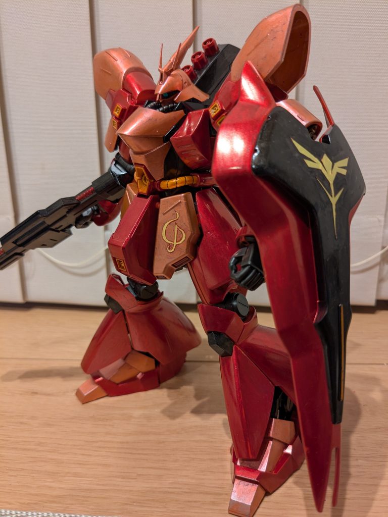 オマケで、メタリックレッドで塗装した状態での１枚。このままでも旧キットのメタリック版て感じで良いな〜とも思ったのですが、もっとピカピカ感を出したかったし、パッケージアートに寄せたかったので、この上からさらにロイヤルメタレッドを塗りたくりました。