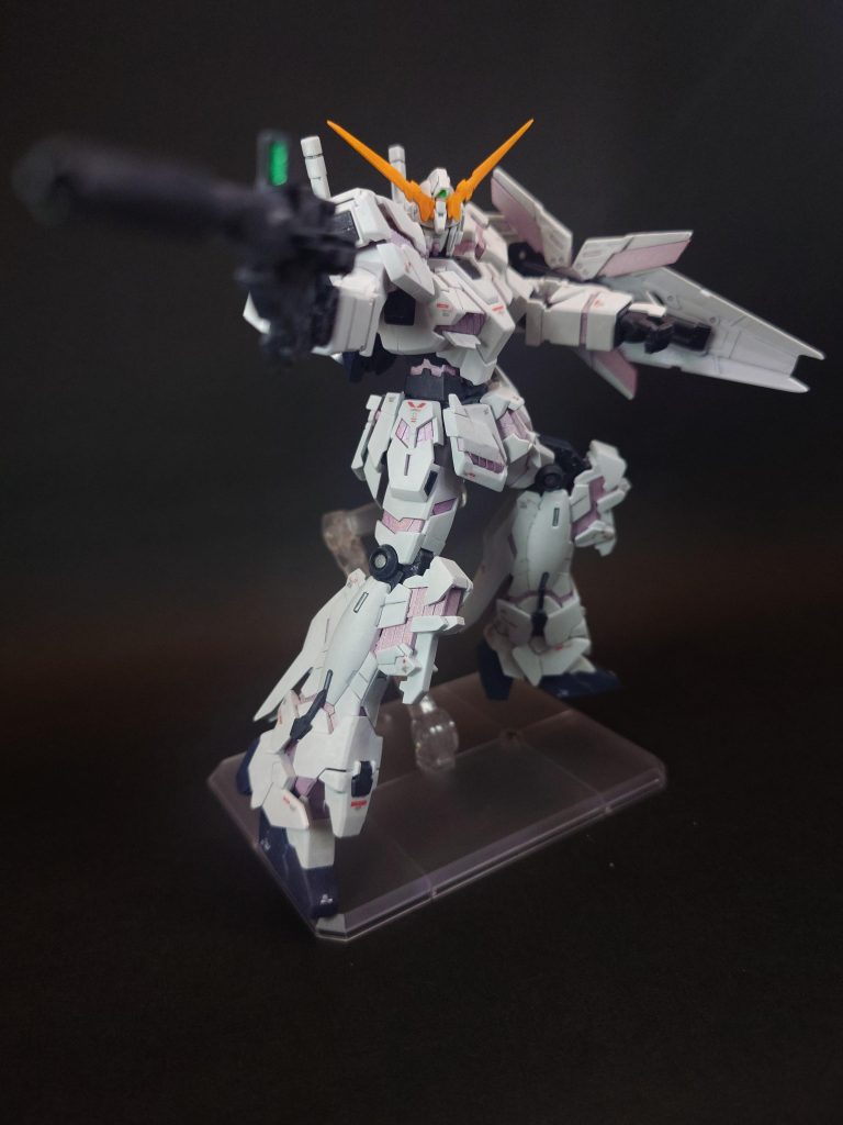 このキットは腕の可動域はそれなりなんですが、股関節が…。大きく開こうとすると足の付け根が脱臼します🤣