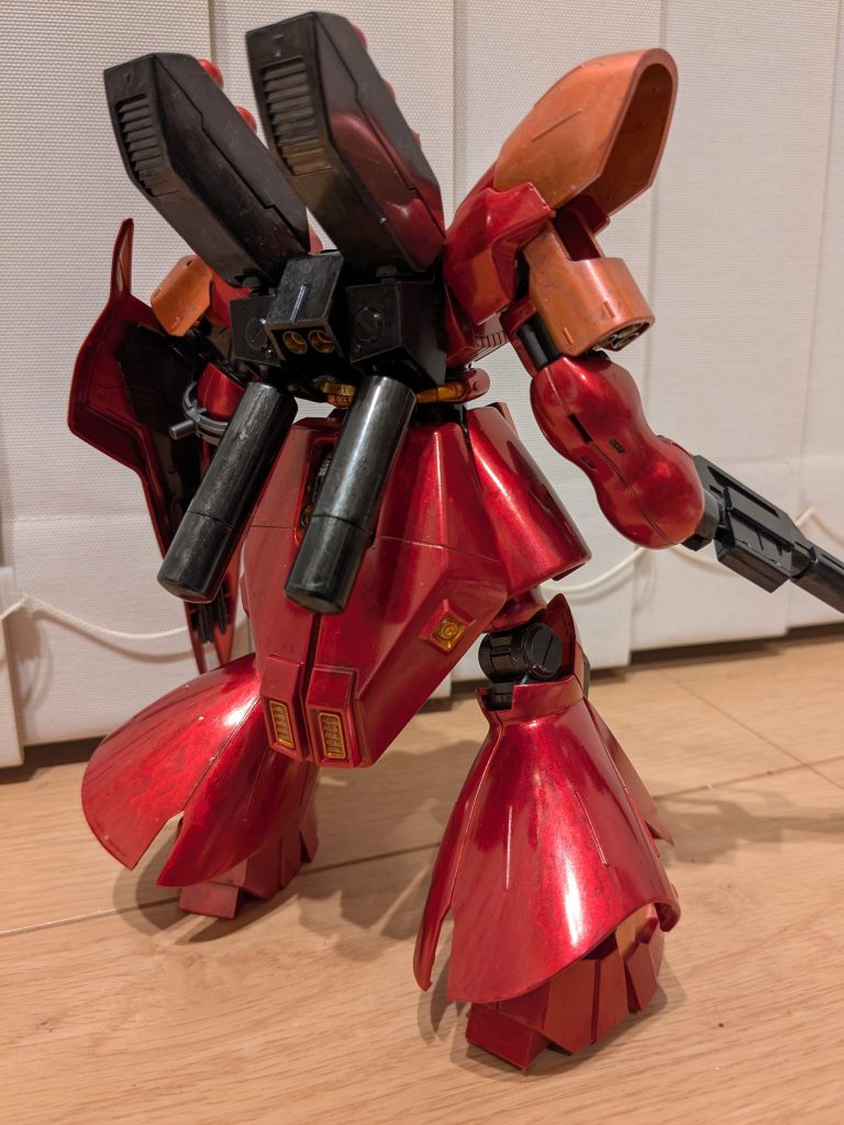 メタリックレッド状態のバックショット。リアスカート上部のパイプ部分がシルバーになってるのが微妙に分かる１枚。ふくらはぎ内のパイプのシルバーは写ってませんが（笑）以上、簡単ではございますが、メタリック塗装版のHGサザビーでした。ご覧いただきありがとうございました！