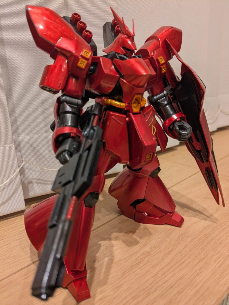 フロントから角度を変えて１枚。ロイヤルメタレッド、キャンディ塗装みたいになって良い感じなんですね〜ビームライフルもメタリックブラックと、コードの部分はロイヤルメタレッドで塗装しました。