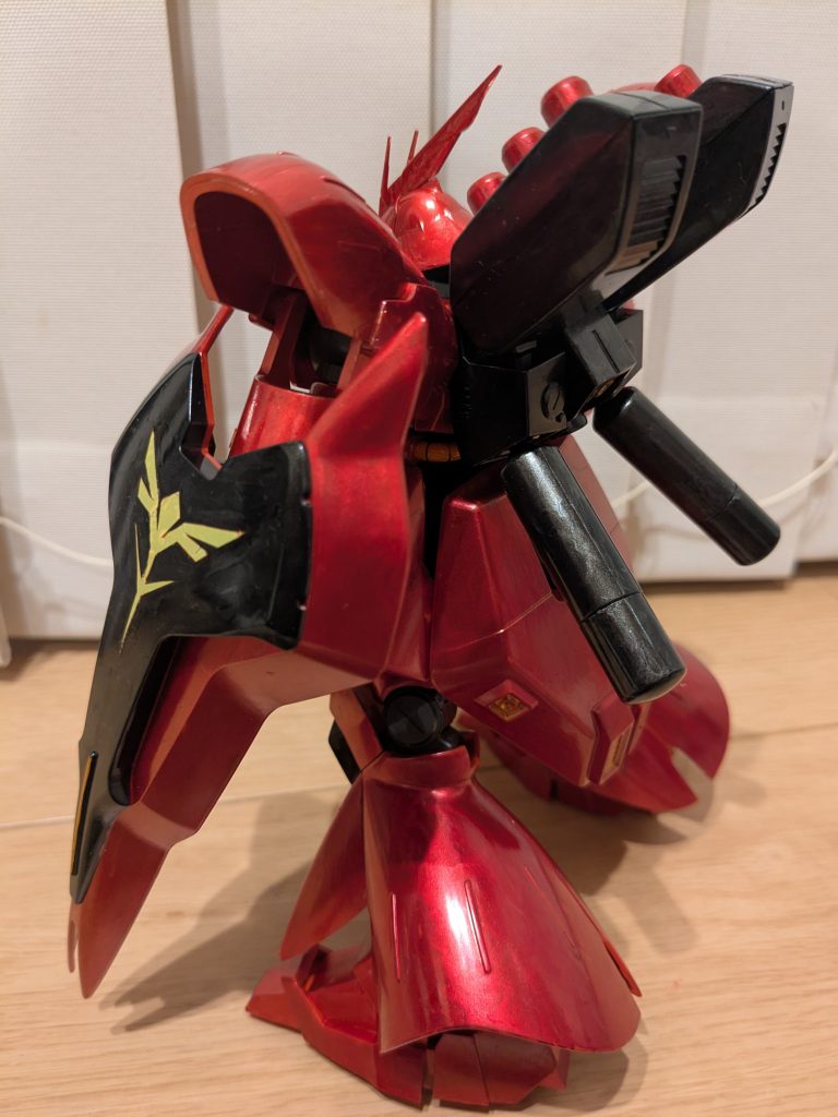 背面も同様。シールドもロイヤルメタレッドとメタリックブラックで塗装。今回の作業のおかげで、ロイヤルメタレッドが空っぽです（笑）