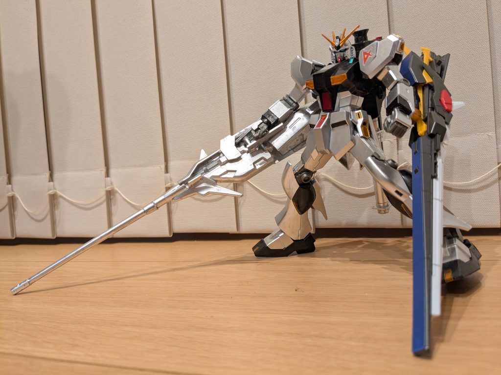 ゲーム内で見られた、ロングレンジ•フィン・ファンネルとハイパー・メガ・バズーカ・ランチャー両方を腕に装着した状態も再現してみました。右バックパックユニットと右腕の幅が同じなので、接続部そのまま右腕にピッタリはまります。ロングレンジ•フィン・ファンネルは腕用の接続部が行方不明だったので、肘の突起に差し込んで保持しています。