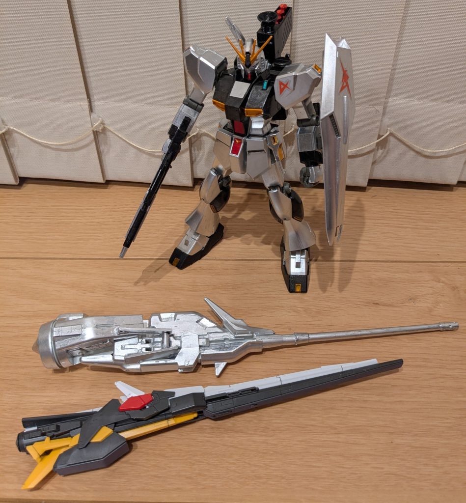 外すとこんな感じ。メガビーム砲の接続部分にドーバーガンのマガジンガードを接着し、その間に右バックパックを挟み込み、ビームサーベルの柄で固定する形で背中に装着しています。背中に付いているときはすごく大きく見えるけど腕に付けているときはあんまり大きく見えない、そんな感覚を、接続部の位置で再現できるようにしてみました。