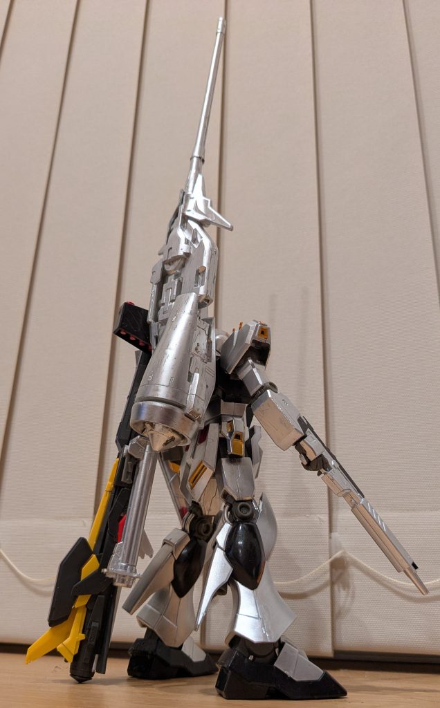 バックショットはこんな感じ。ロングレンジ•フィン・ファンネルはEGのνガンダムffのものをそのまま流用。ハイパー・メガ・バズーカ・ランチャーは、1/550デンドロのＩフィールドジェネレーターと、メガビーム砲を接着。メガビーム砲の銃身が折れて行方不明だったため、旧1/100トールギス3のドーバーガンの銃身を代わりに接着し、銃口はMG陸ガンのマシンガン銃口に変更。色をシャインシルバーに塗りたくりました。また、Ｉフィールドジェネレーターの口部分に1/144のOガンダムから太陽炉を接着し、それっぽくしました。