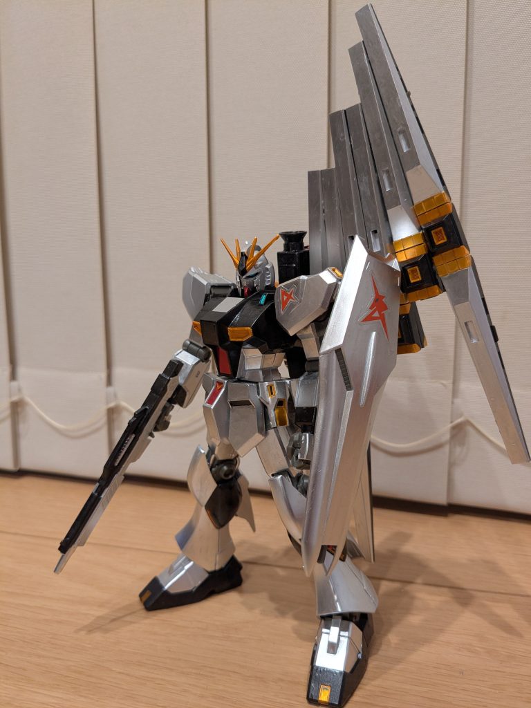 角度を変えて１枚。白の部分をシャインシルバー。黒の部分をメタリックブラック。黄色の部分は濃いめにしたかったのでメタリックオレンジ。赤の部分はロイヤルメタレッド。カメラ部分はメタリックグリーン。マーキング以外はシールは使わず、塗装のみで仕上げてみました。関節等のメガグレーの部分は成型色を活かしたいと思い、そのままです。プロポーションはキットそのままですごくカッコいいですね！！塗装だけでMGパッケージのイメージにだいぶ迫れたのではないでしょうか