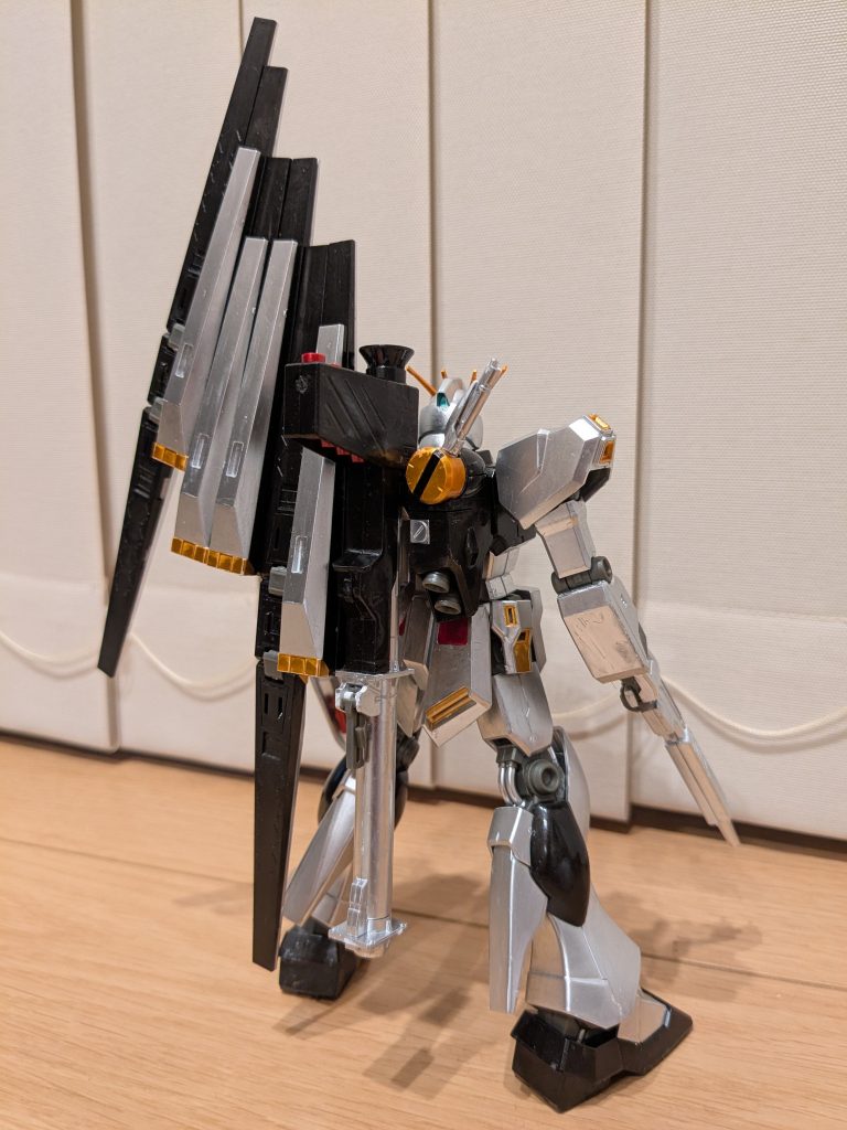 バックショット。背面も同様の配色です。νハイパーバズーカ、フィン・ファンネルも同様。 と、ここまでで満足だったのですが、なんだかやり足りないな〜と思ってしまい、やらかしてしまったのが次からの写真です笑