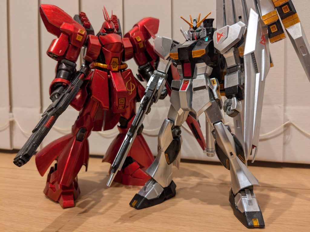 最後に、フィン・ファンネル装備に戻して、前回のサザビーと並べて１枚。メタリック塗装の２体を並べ、ちょっと高級感を感じられるショットに満足した、そんな本日の投稿でした。ここまでお付き合いいただき、ご覧いただきありがとうございました！！