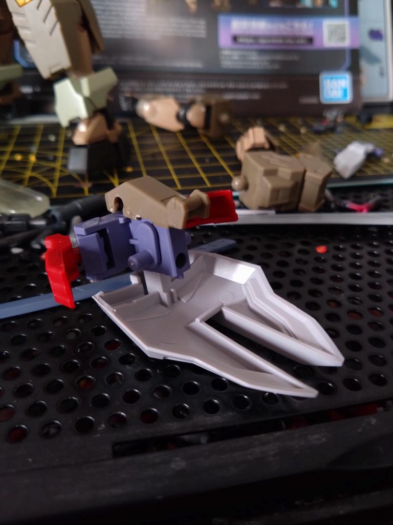 腰のアーマー作成中コマンドクアンタのフロントアーマーをバラバラにしたあとフェイクニューのアーマーと共にを30mmの腰フレームに移植するとかいう割とパワープレイで無理矢理実現。