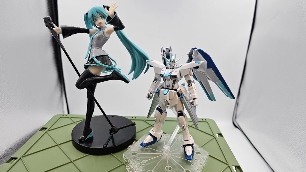 雪ミクさん不在につき、本家のミクさんと撮影。本体は成形色にパールクリア、各部に蛍光ブルーとディープブルーのキャンディ塗装で色分けしてます。