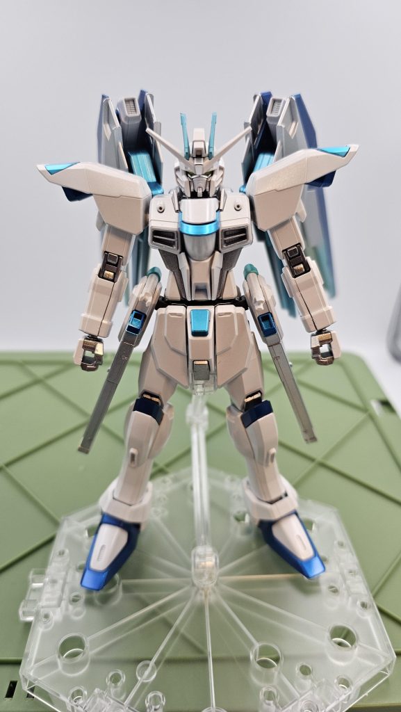 真っ正面雪ミクシルバーが思いの外白く、一部成形色と同化して見えたりしてますね。