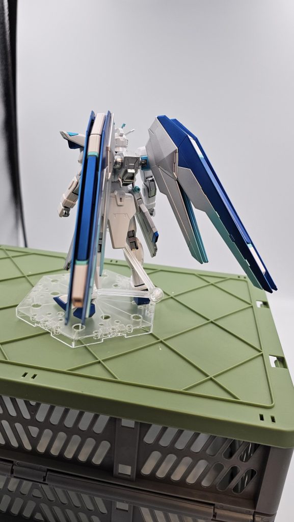 後ろから翼のビーム砲、まさかのシールでの色分けがあったため、マスキングでどうにかプリズムブルーグリーンのラインを入れてます