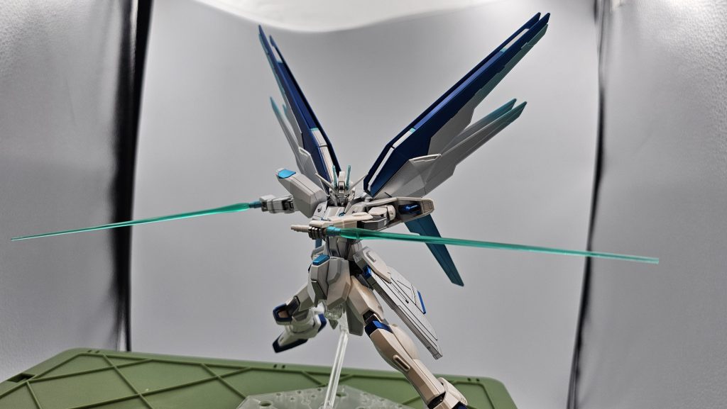 2刀流のポーズフリーダムといえばなイメージのポーズですね。サーベルは赤が付属していましたが、パイロットはミクなので、ラケルタネギサーベルに合うグリーンを採用しました。(RGウイングゼロEWの物です)