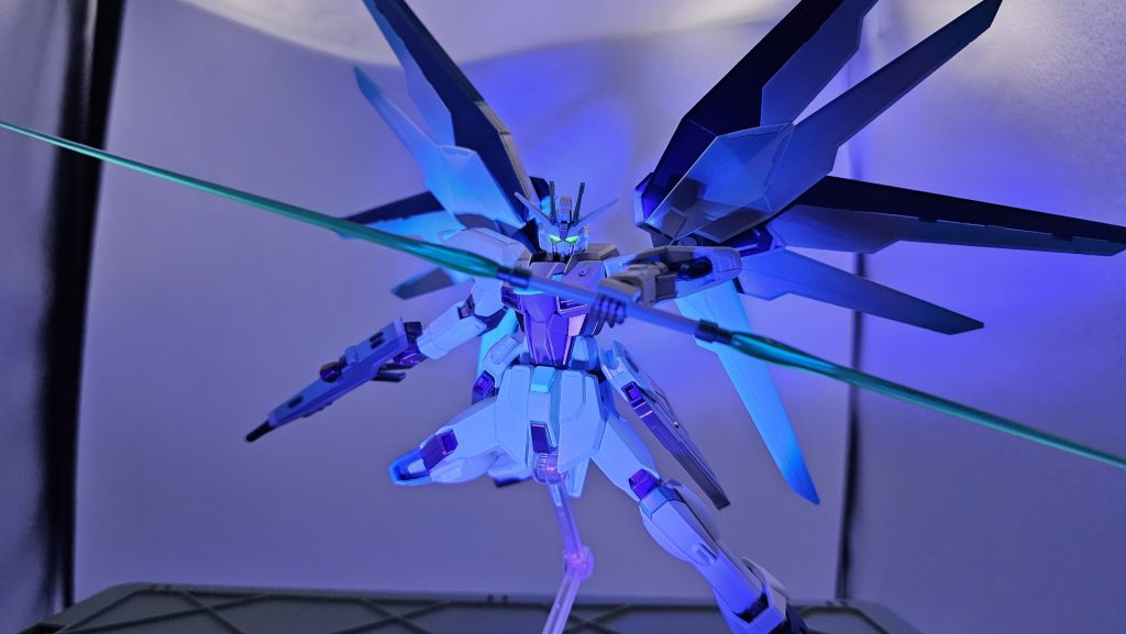 目元も発光します。実はカメラアイだけ光らせたくてEGストライクの顔だけ移植しようかマジで考えましたが諦めましたw