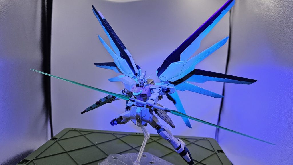 翼、実は蛍光クリア吹いてるので、ぼんやりですが光ります。成形色って地味にブラックライトで微発光？吸収？するんですよねwそのせいで色変えた胴が目立つ目立つw 